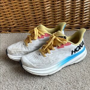 Hoka One Women’s Clifton 9 size 7.5